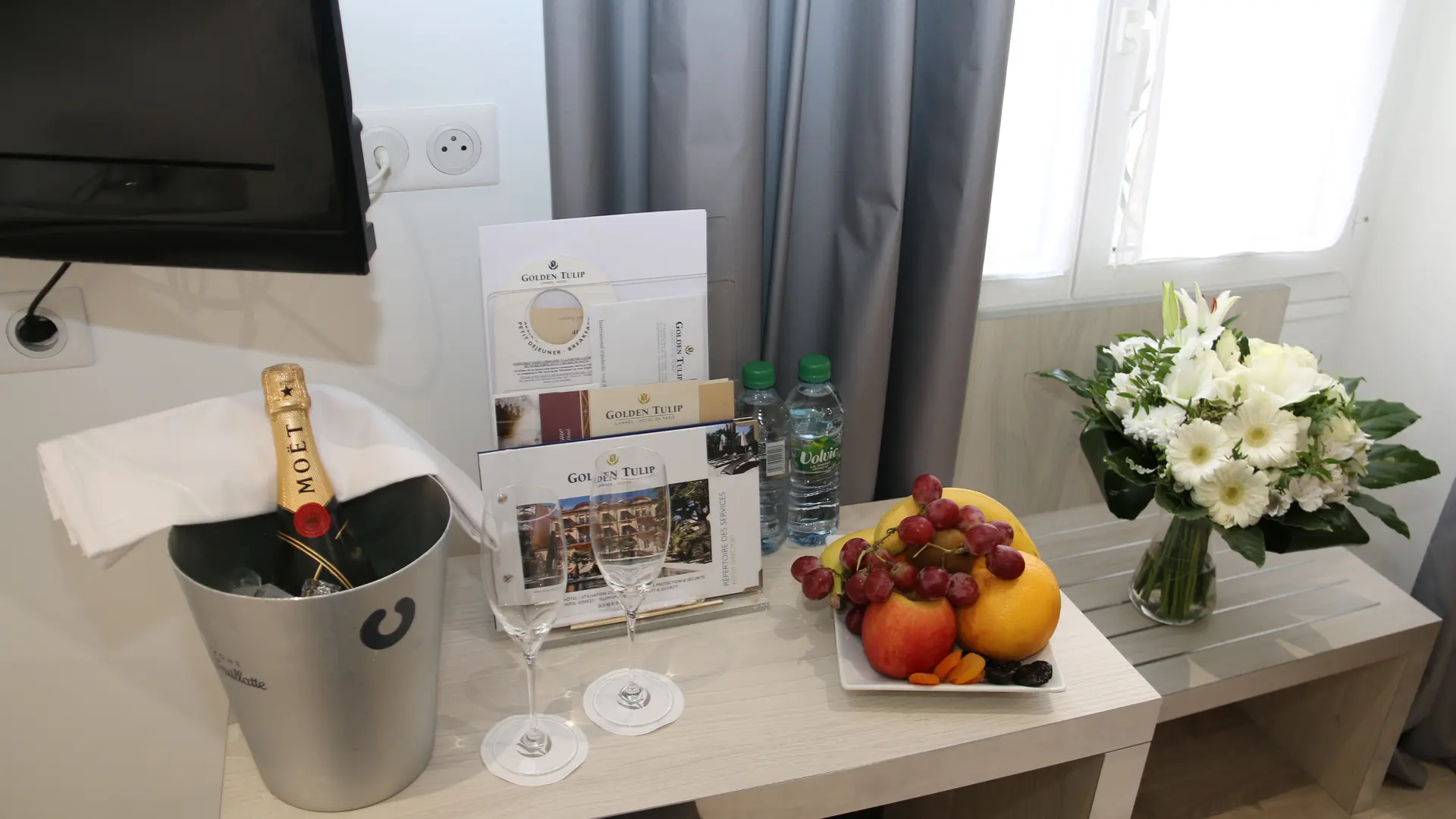 Hotel-de-paris-cannes-suite-welcome-drink-flowers