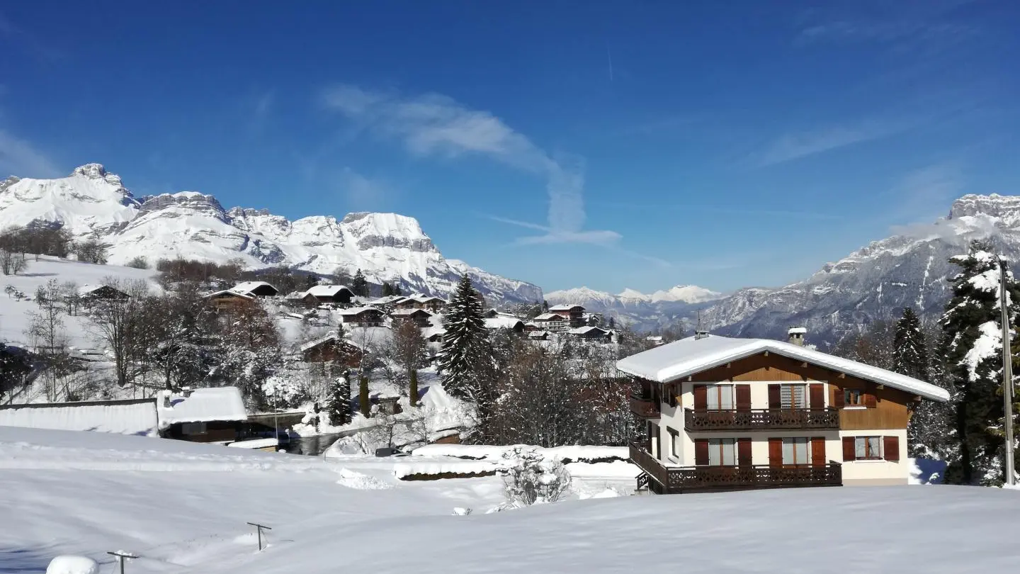 Vue sur la chaine de montagnes Les Aravis