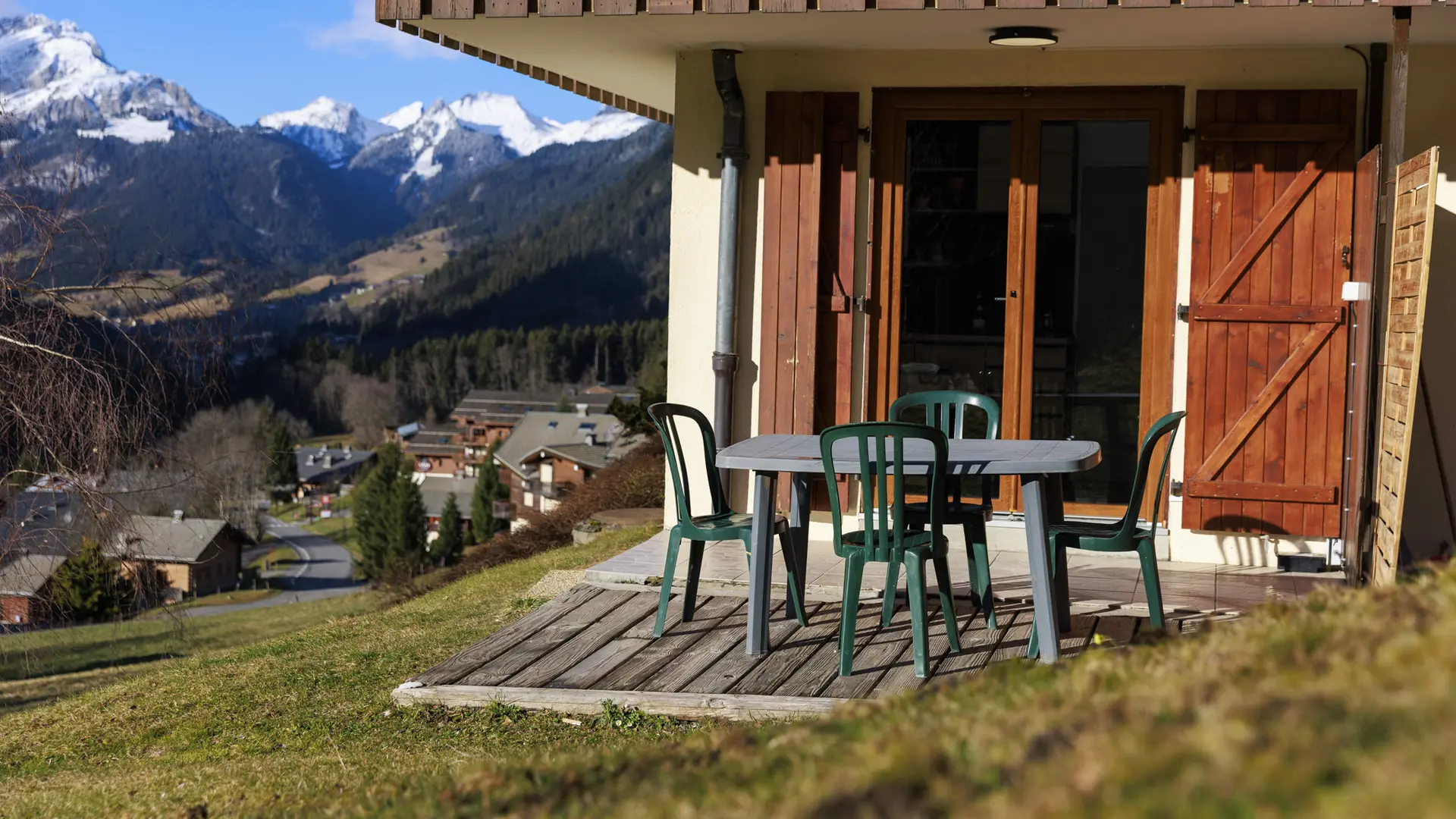 Terrasse avec table et chaises