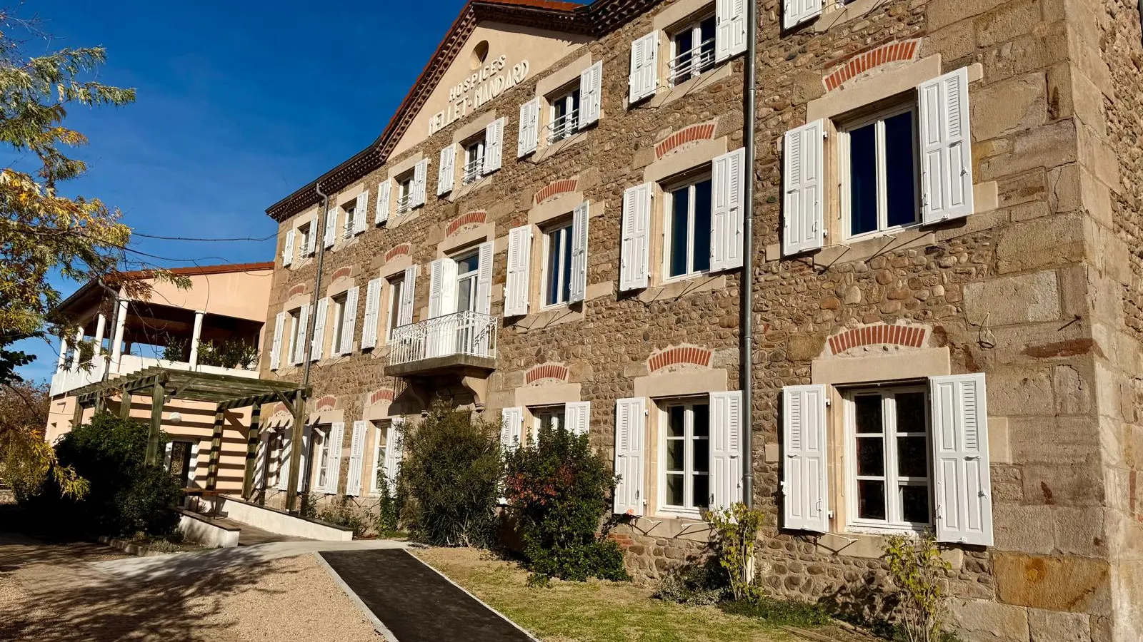 Devanture de l'Hôtel 2M