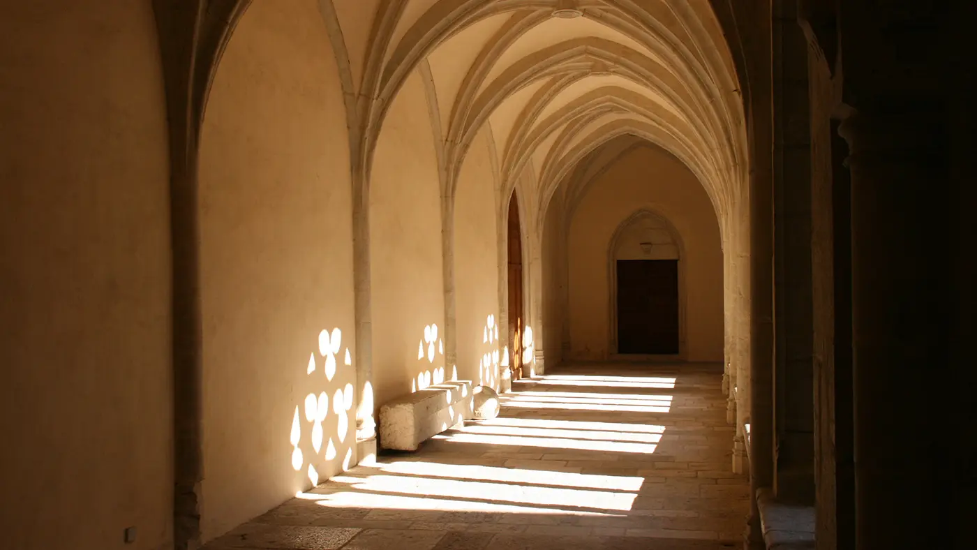Sous les arcades du cloître de l'Abbaye d'Ambronay