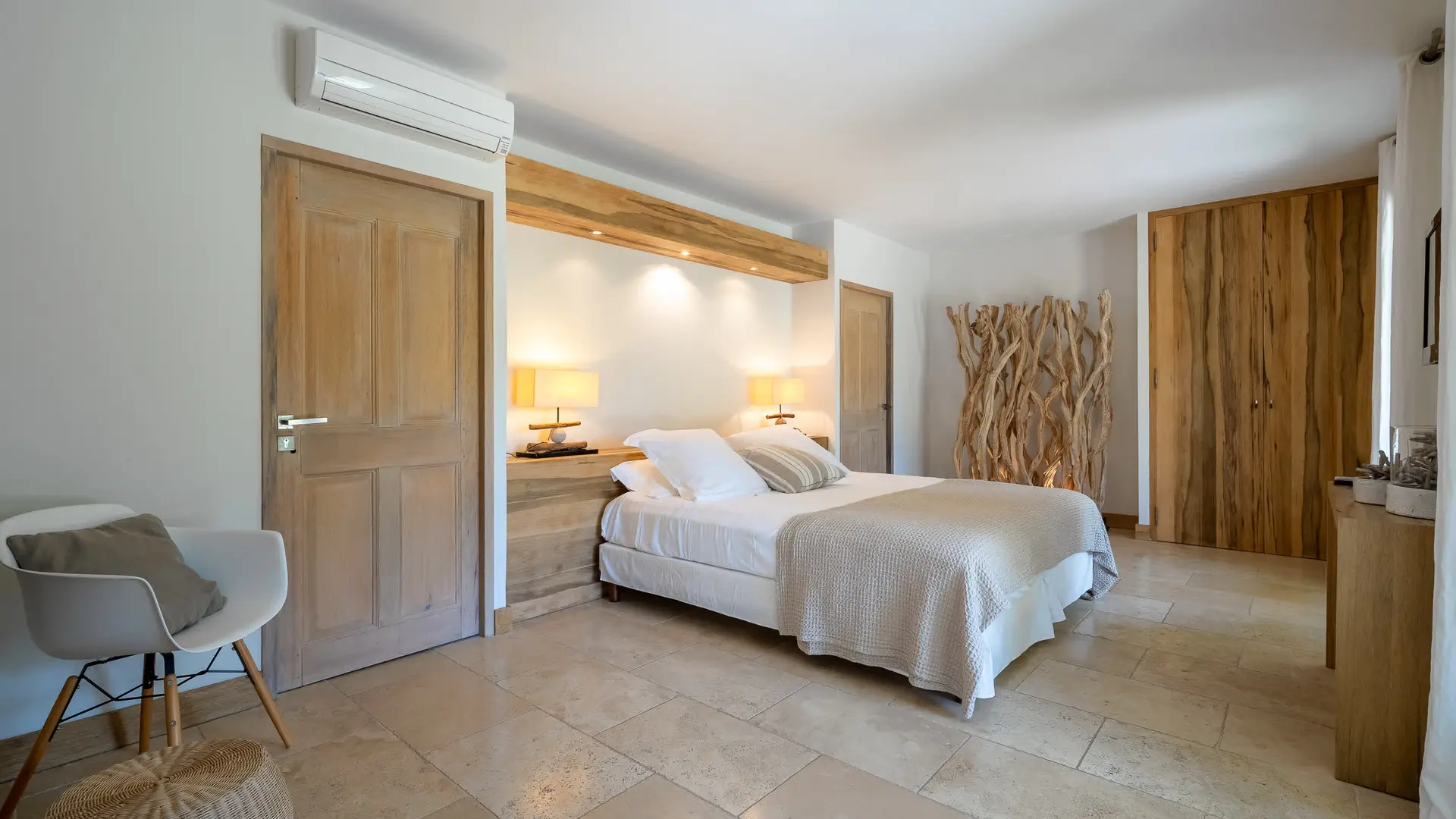 Chambre contemporaine épurée, bois clair et déco naturelle.