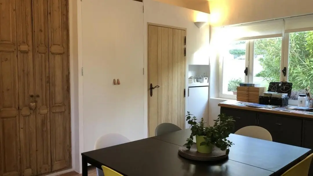 Pièce d'accueil et kitchenette intégrée