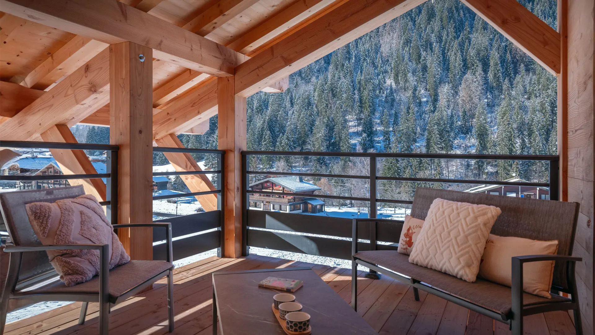 Espace détente sur le balcon couvert avec mobilier de jardin