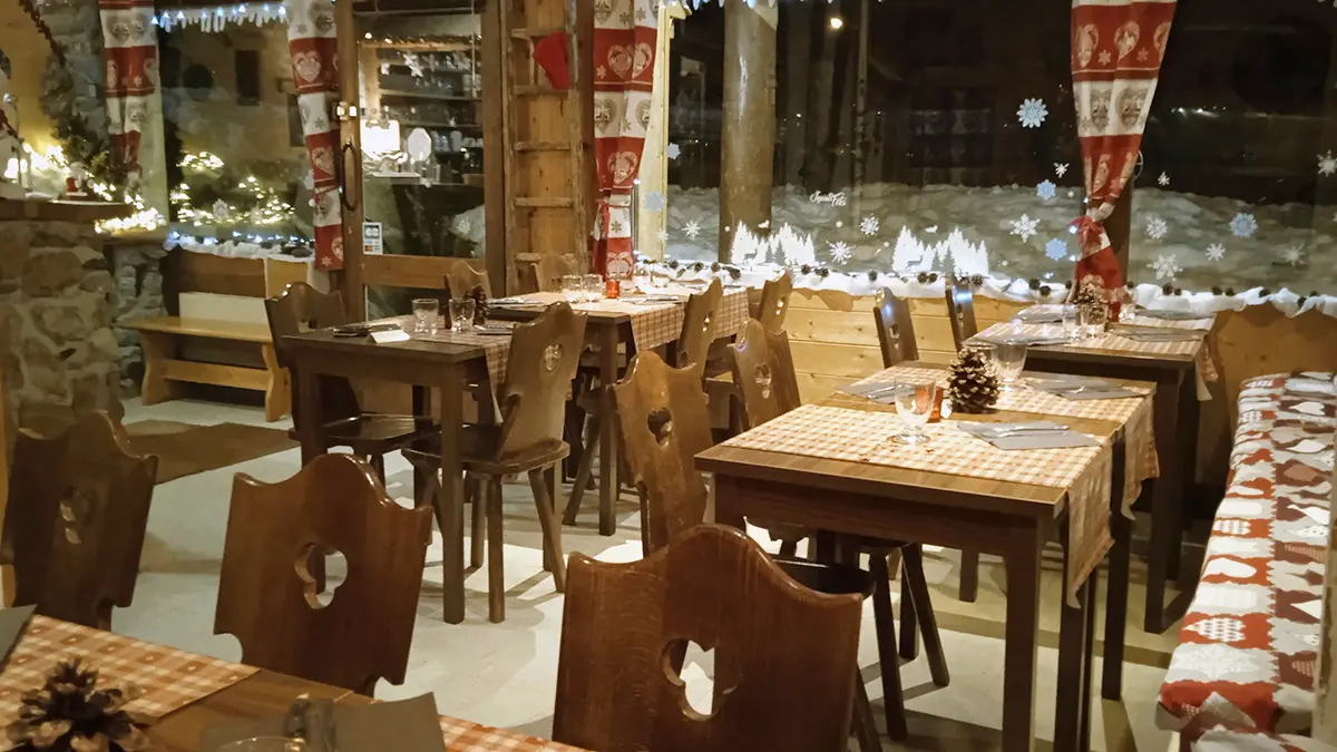 Salle du restaurant, tables à manger, décoration de Noël, ameublement bois