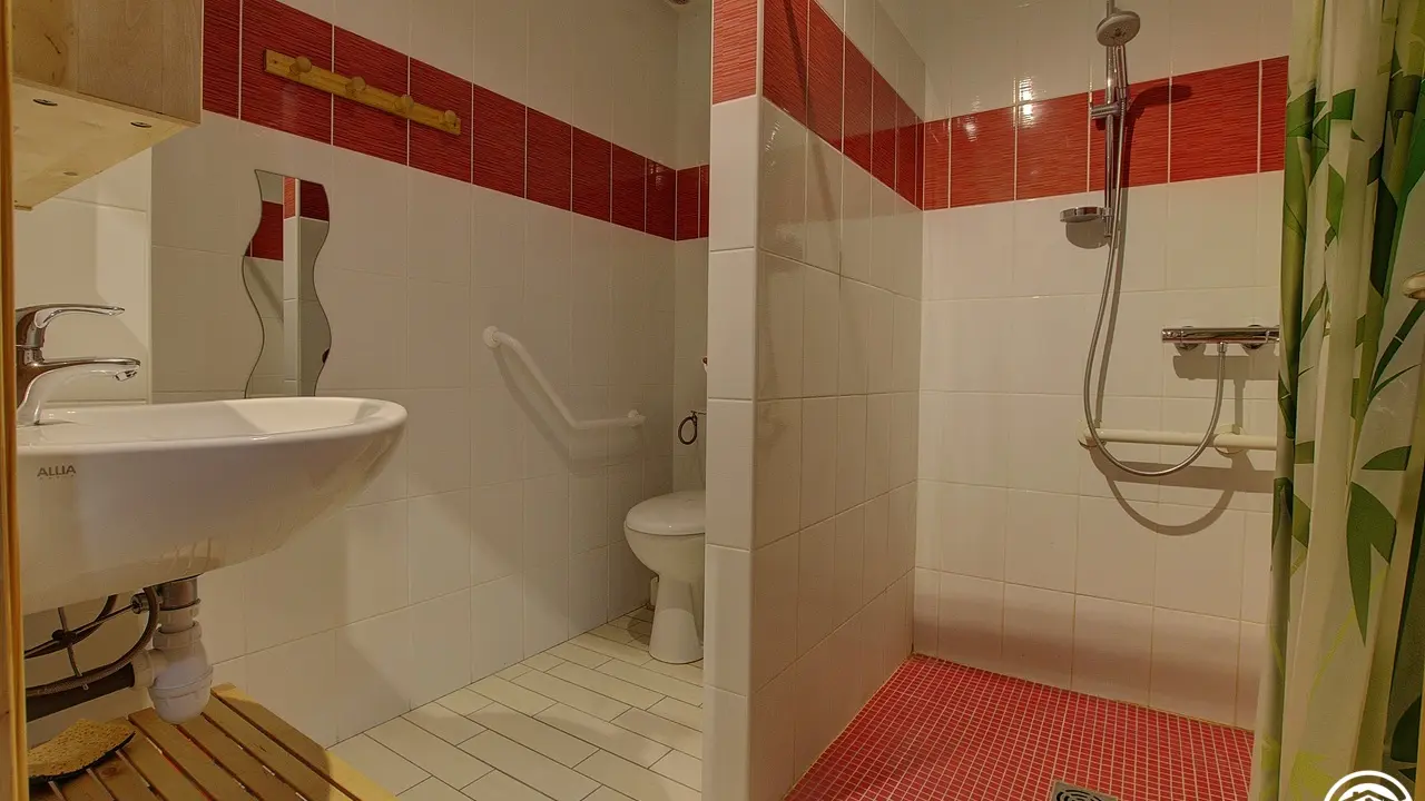 Salle d'eau de la chambre cerise