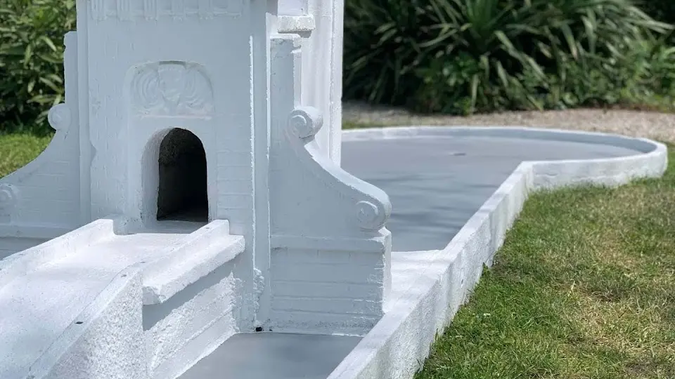 Obstacle in the shape of a gate in the fortifications