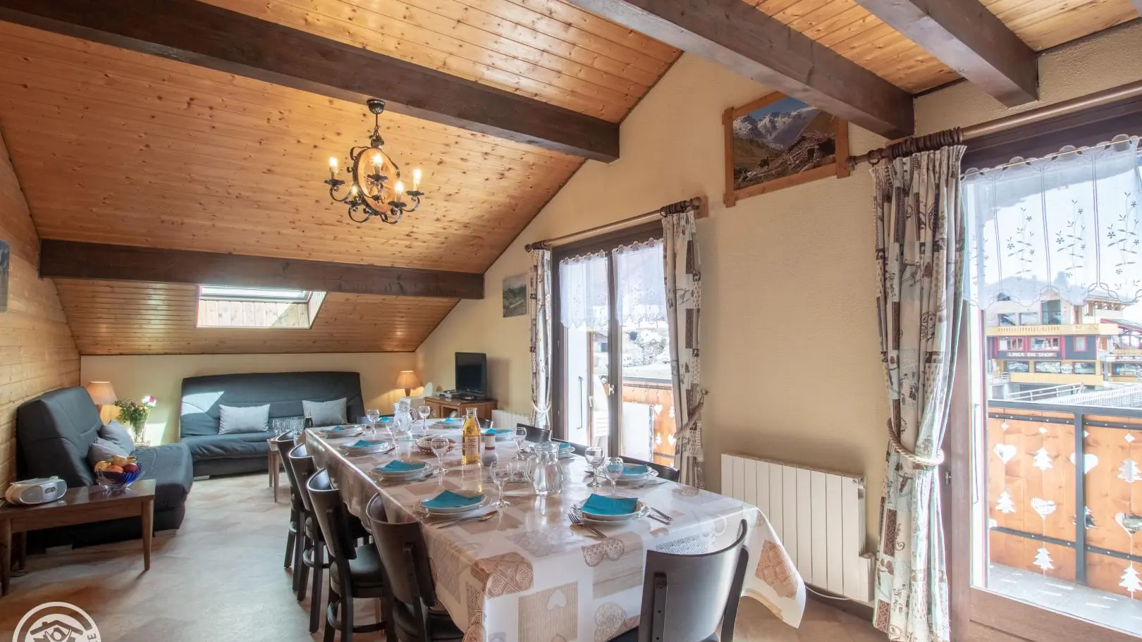 Belle pièce de vie donnant sur un balcon face aux pistes.