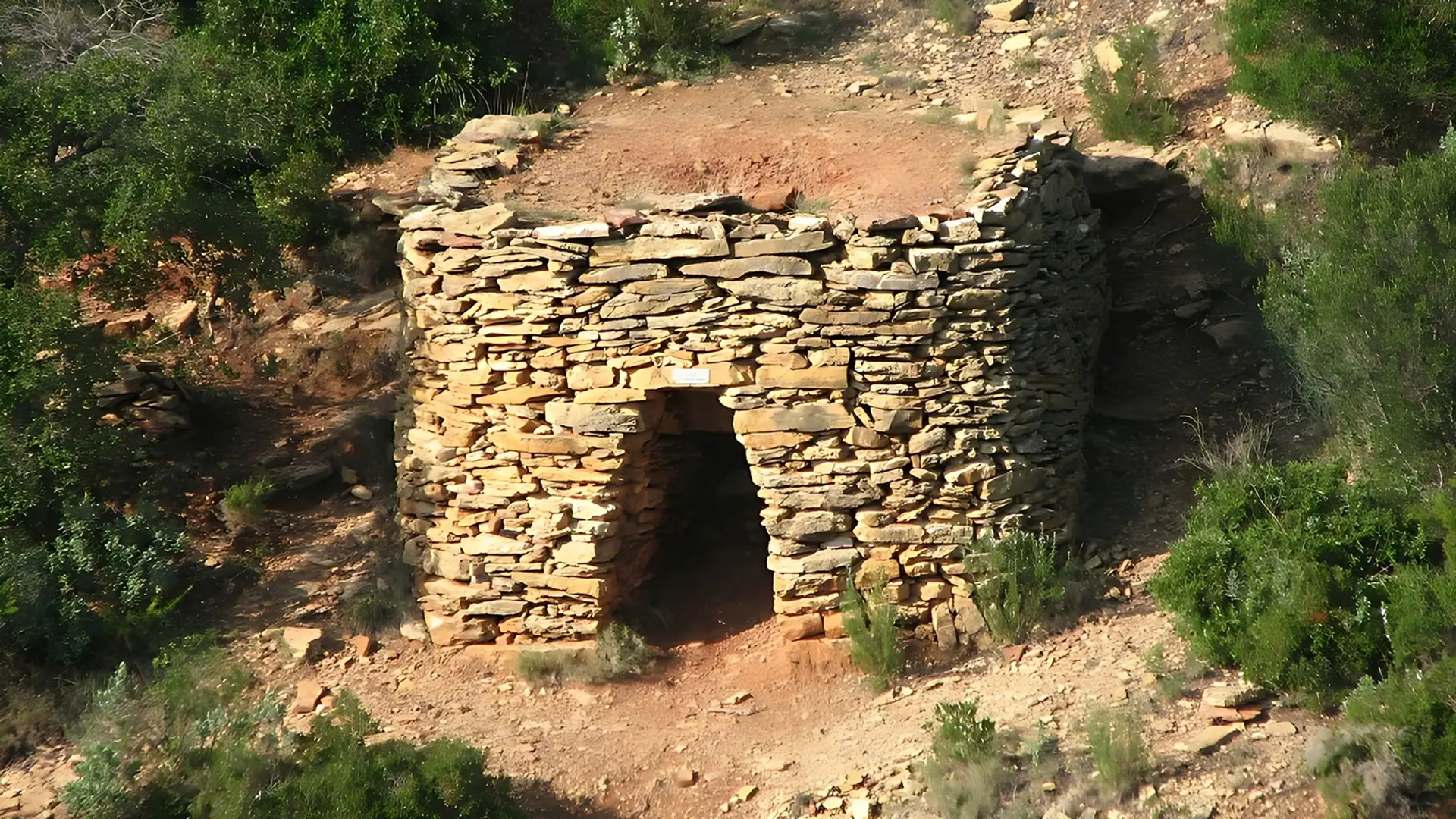 Petit four à cade en pierre creusé dans la colline