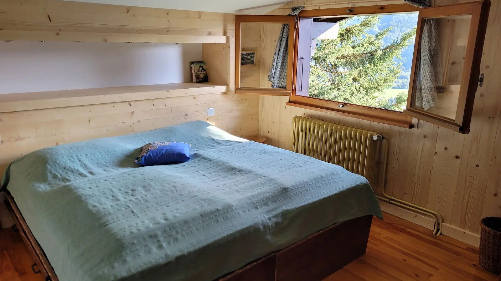 Vue sur la deuxième chambre avec lit 2 places