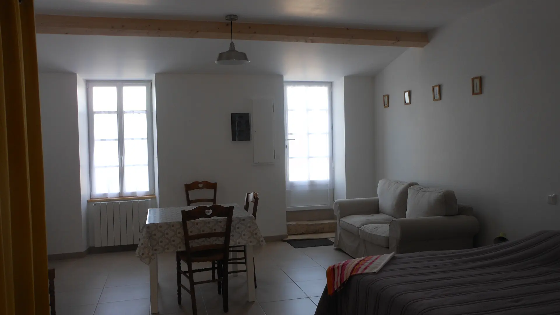 Wohnzimmer mit Schlafbereich