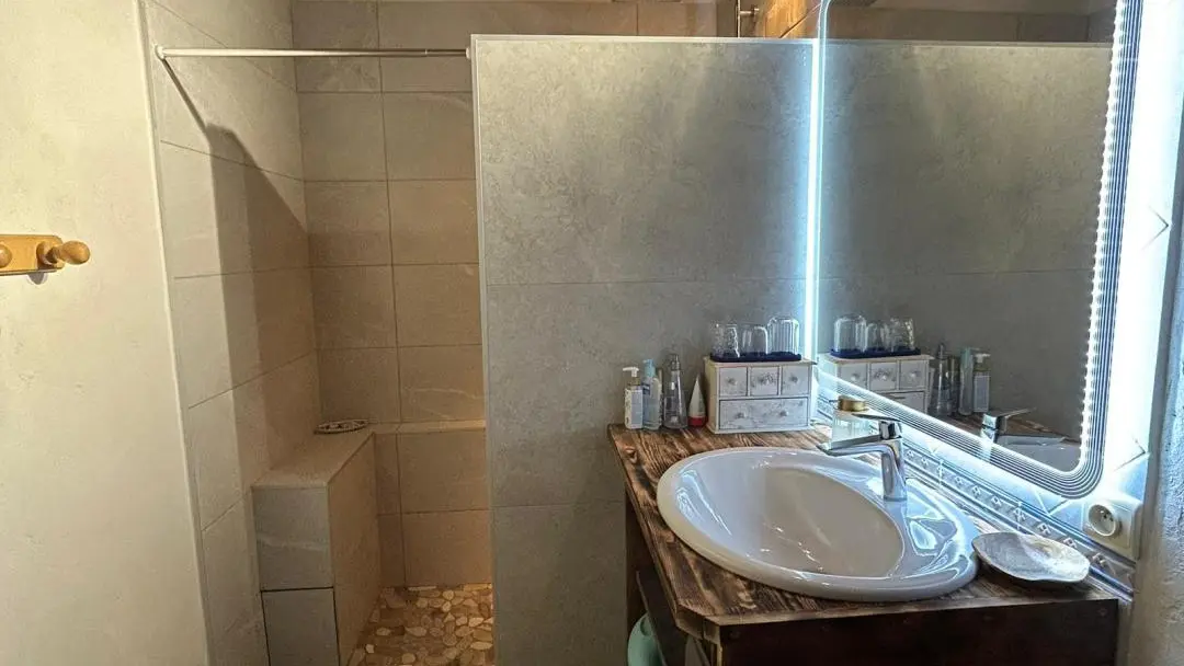 Salle d'eau chambre 2