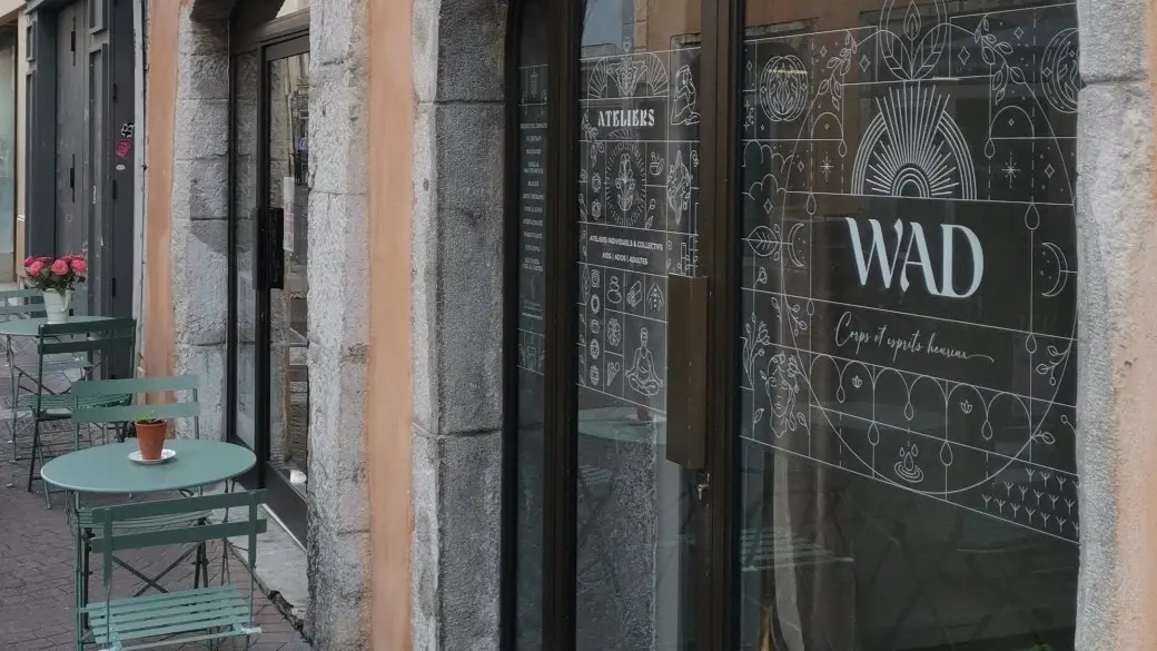 Vitrine exterieure et rue