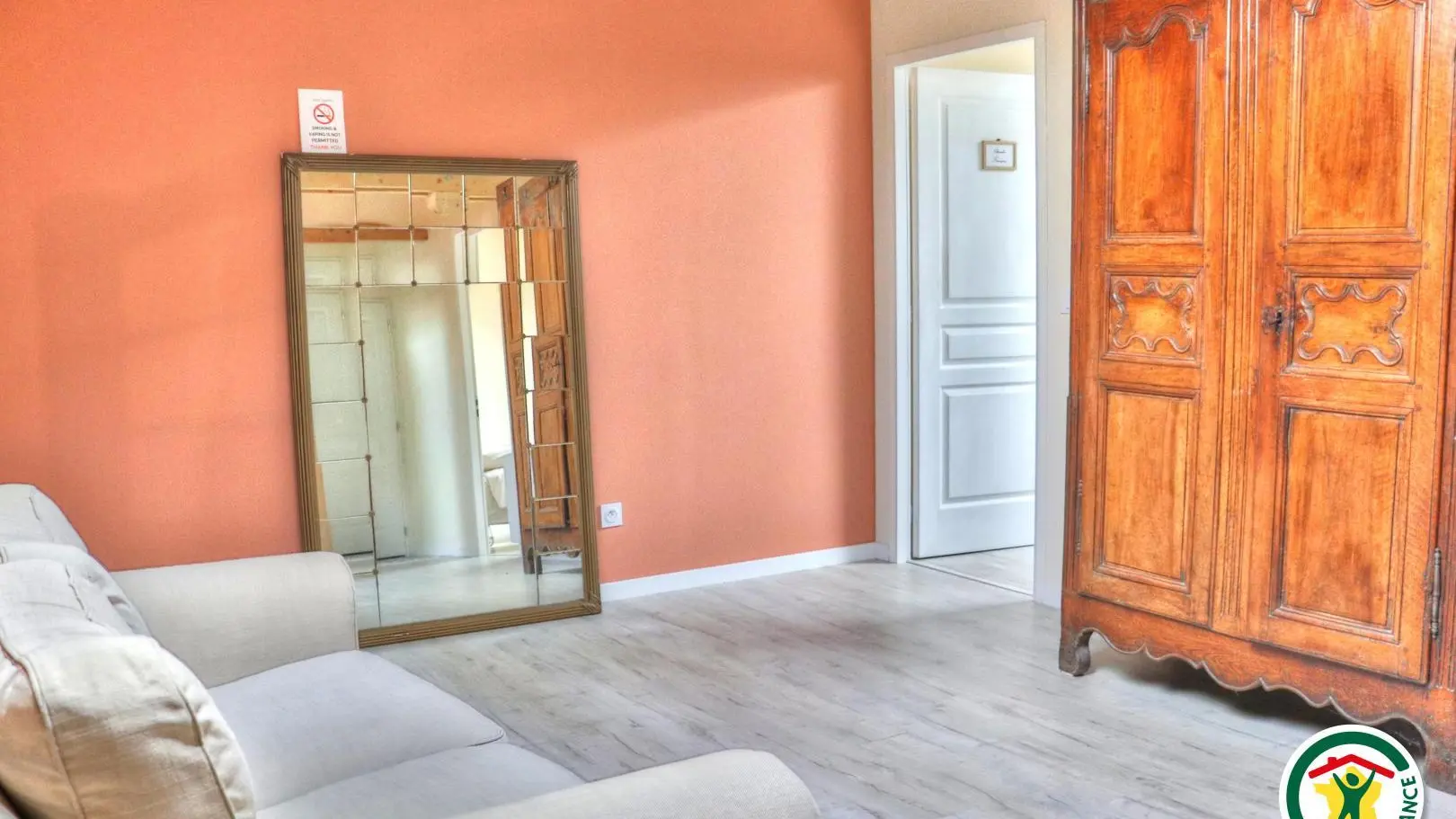 Pièce palière à l'étage avec armoire de rangement, coin jeux et lecture avec canapé ou espace télétravail.