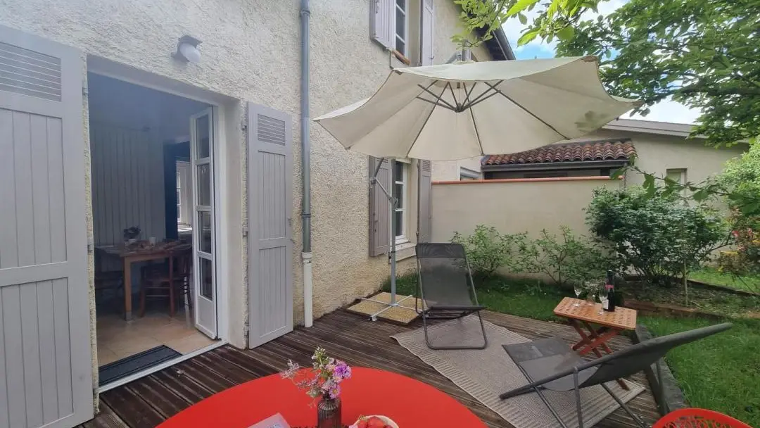 Terrasse équipée de son mobilier de jardin.