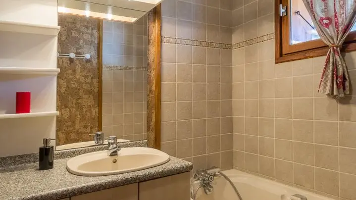 SALLES DE BAINS
Baignoire, meuble avec vasque  Sèche-serviettes
Sèche- cheveux