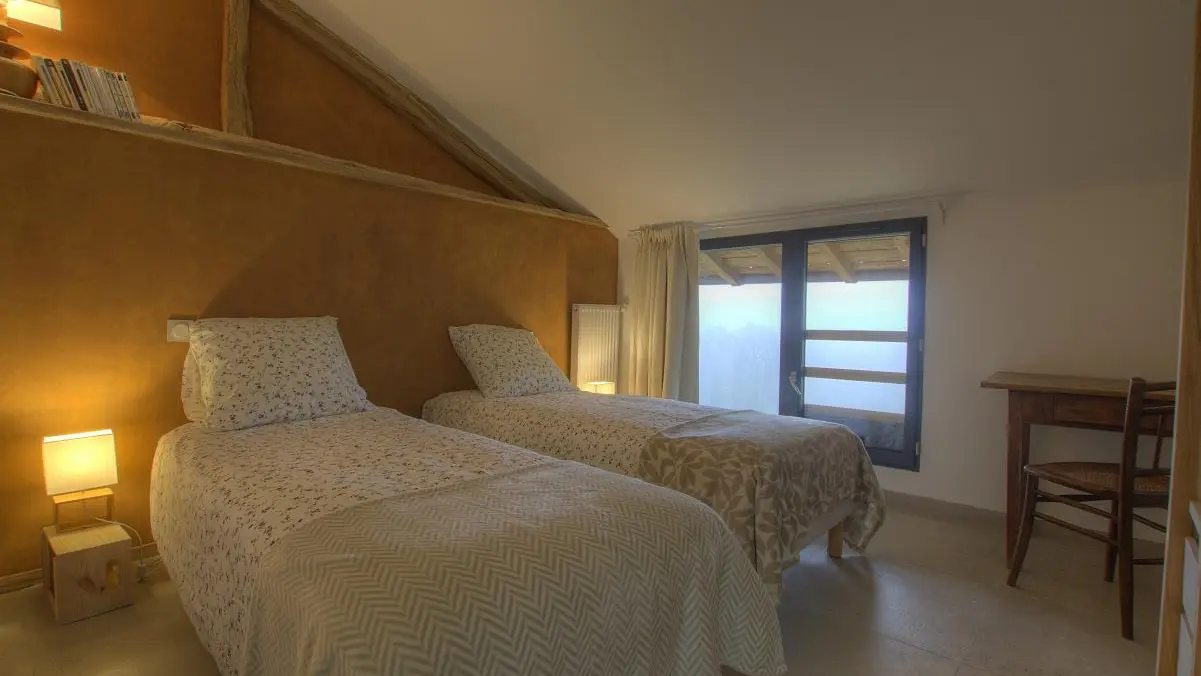 Chambre coté jardin composée de deux lits en 80*200 qui peuvent se réunir en 160*200.
