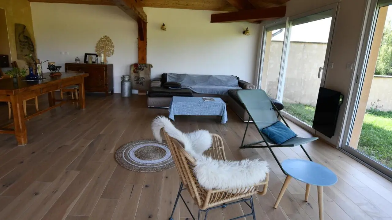 Salon commun avec coin repas