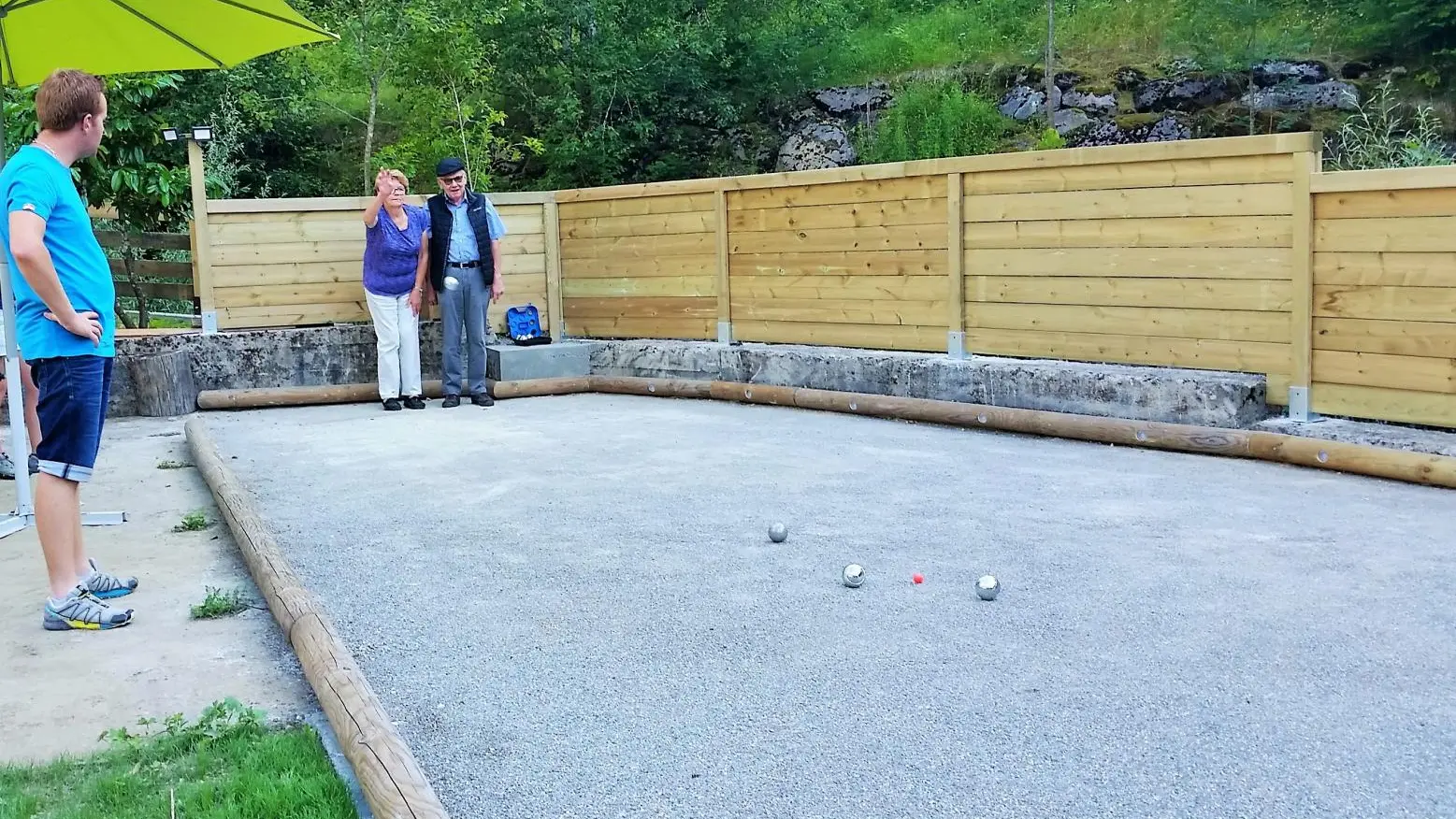 Le terrain de pétanque vous permettra de partager de bons moments de convivialité. (Terrain accessible en fauteuil)