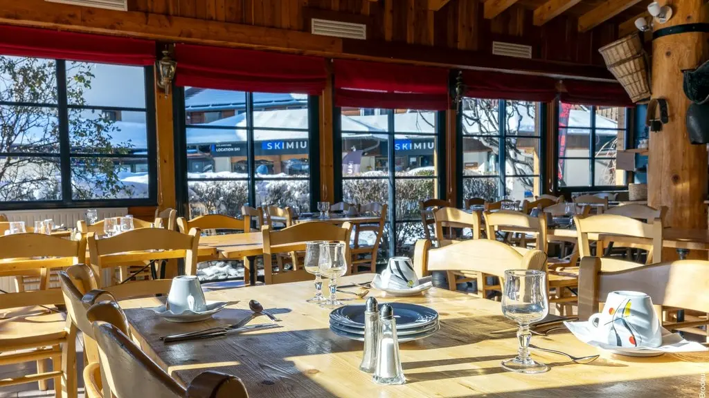 Hôtel-Restaurant Les Autanes à Ancelle - Salle restaurant