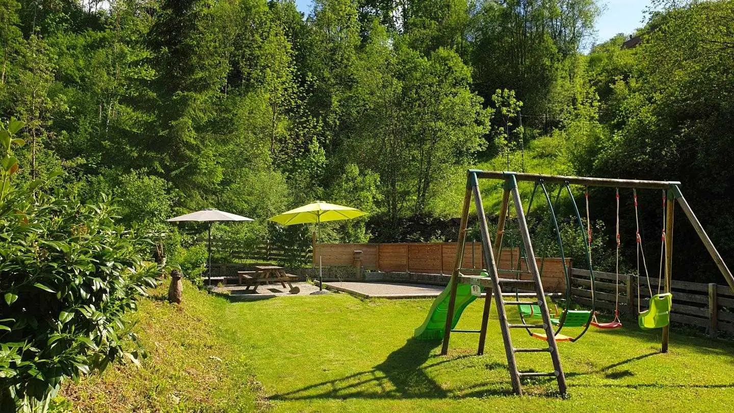 Le portique installé près du poulailler fait la joie des enfants jusqu'à 12 ans et le coin pique-nique vous accueille le temps du goûter,d'une pause lecture ou d'un apéro à côté du terrain de pétanque.