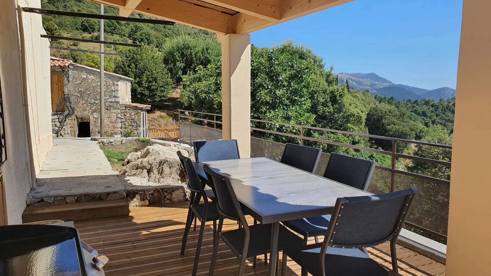 Joyanna-Terrasse couverte-Touët-de-l'Escarène-Gîtes de France des Alpes-Maritimes