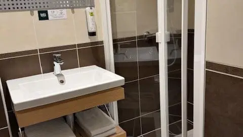 Salle de Bain_Hôtel de la Place_Polliat