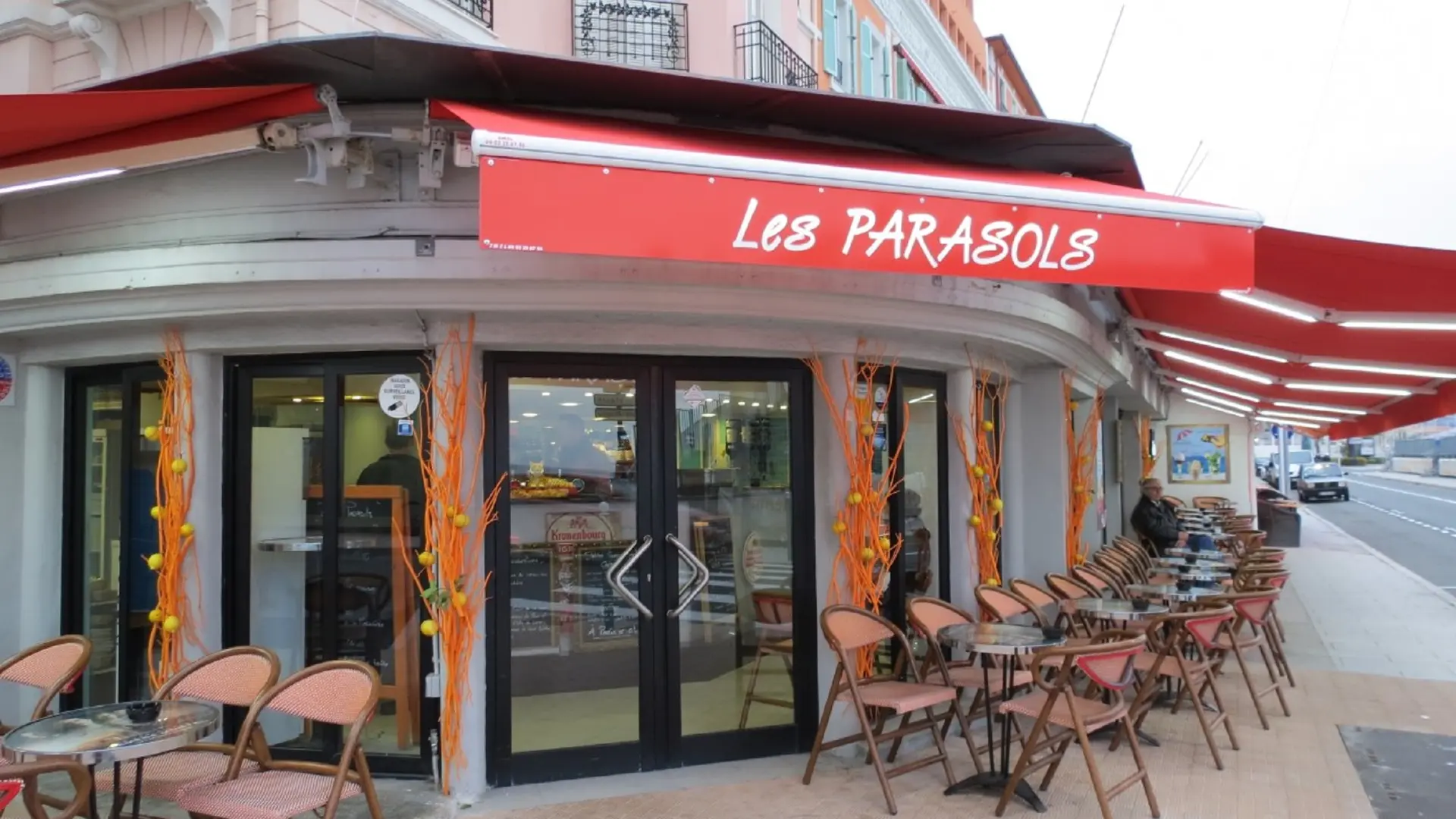 Façade/entrée du restaurant Les Parasols