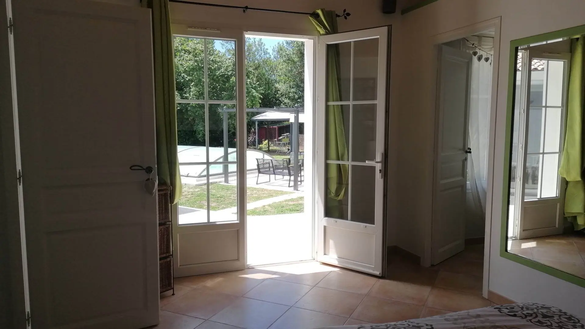 chambre 1 - accès sur la piscine