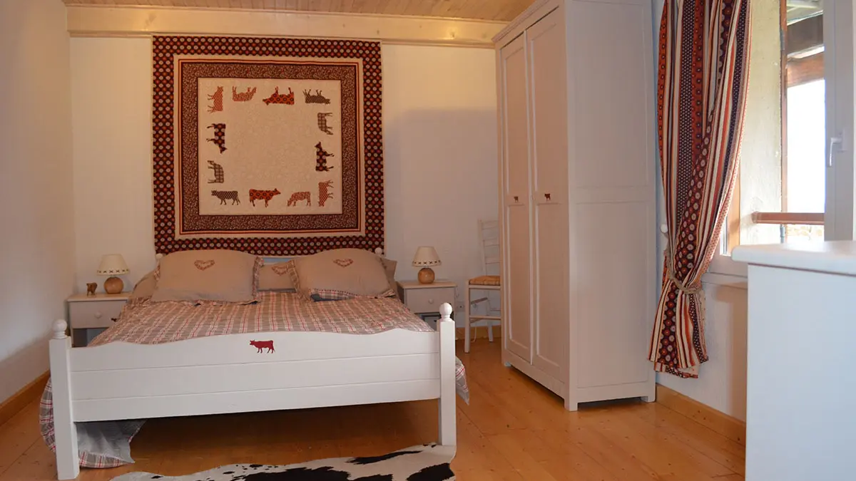 chambre à coucher lumineuse moderne avec lit double et fenêtre