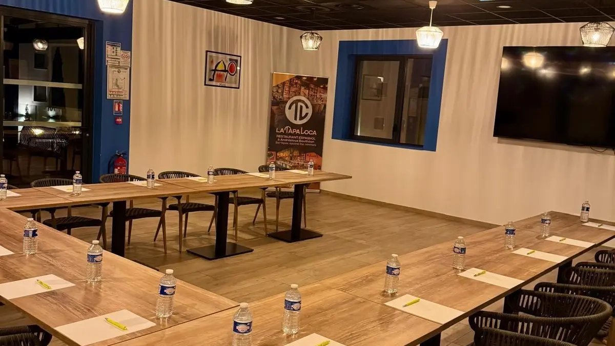 salle lumineuse 100m²