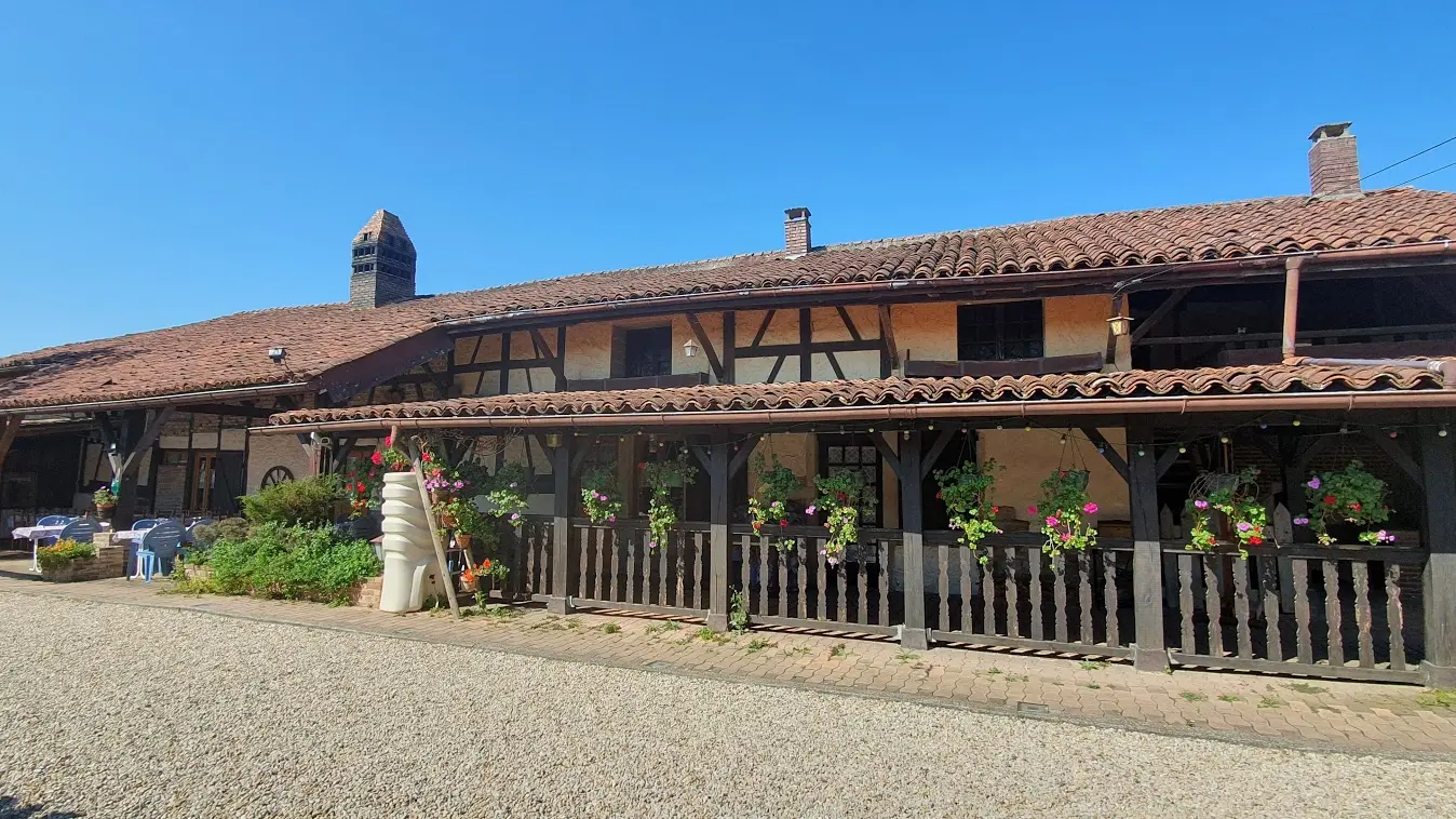 Vue extérieur de la ferme bressane du Grand Ronjon