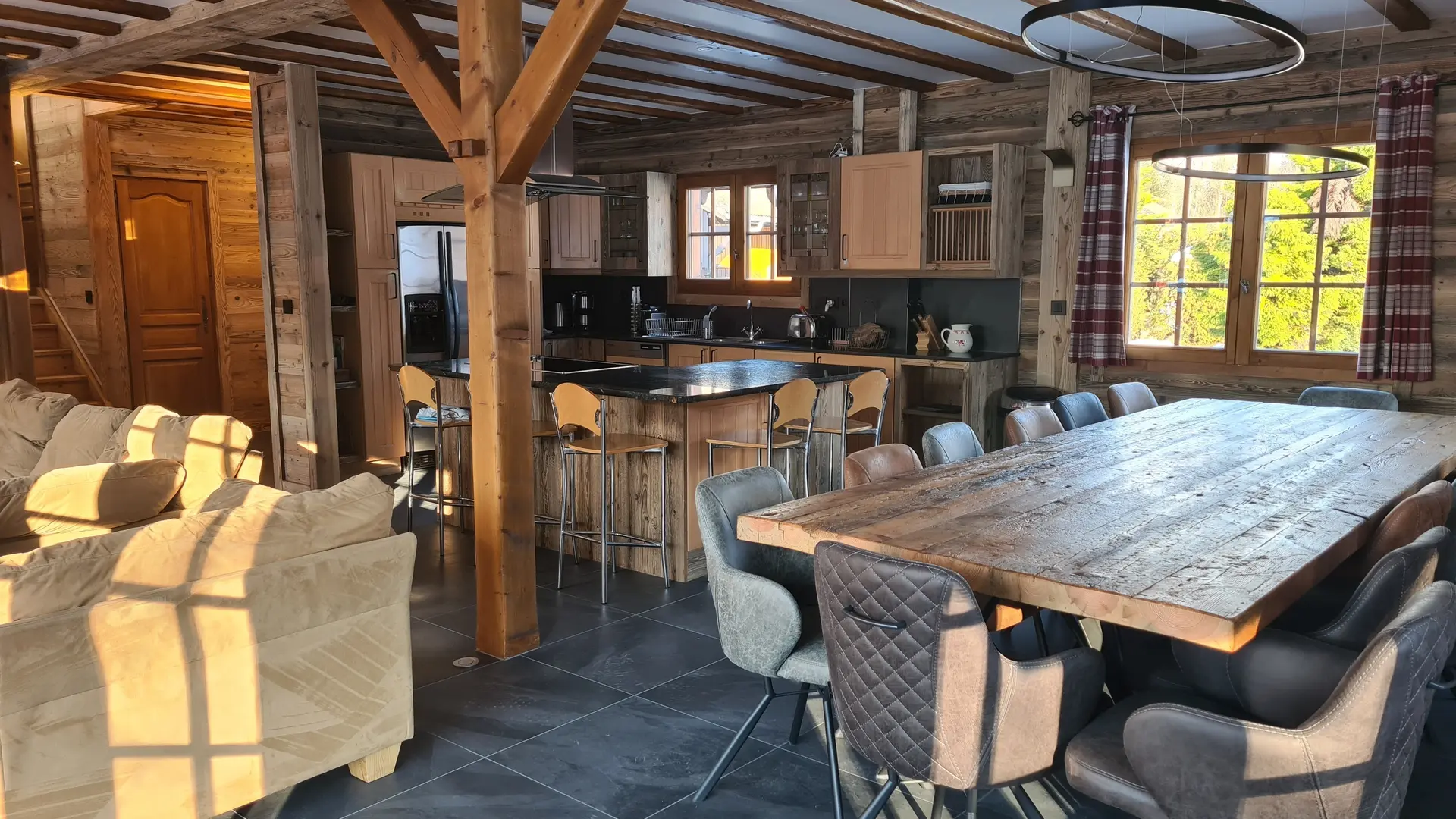 Séjour - Table à manger (14 places)/Cuisine avec ïlot central