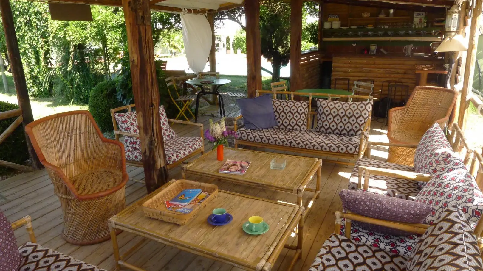 Salon extérieur avec petit bar et cuisine d'été équipée (vaisselle, four, lave vaisselle)