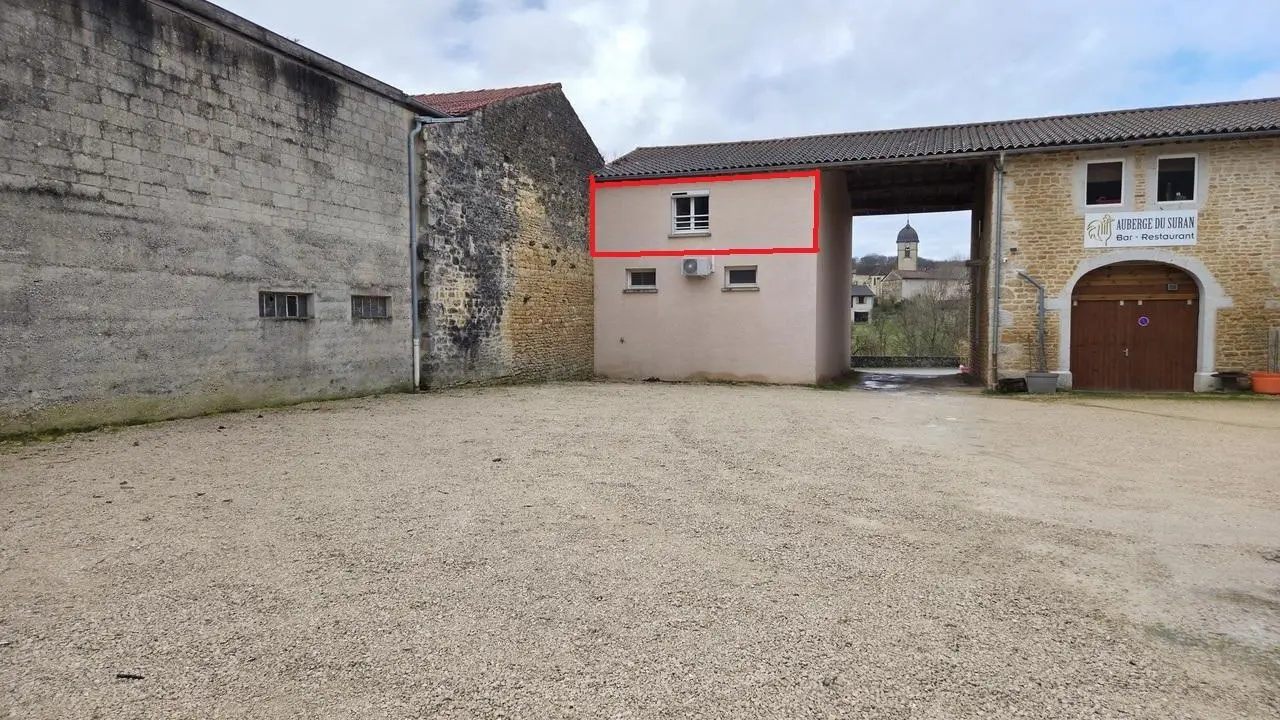 Vue sur la cour pour les deux véhicules.