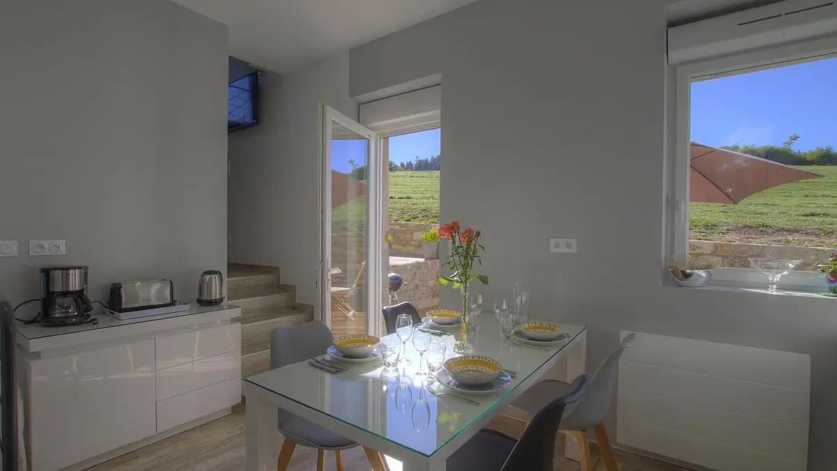 Accès direct sur la terrasse depuis la cuisine.