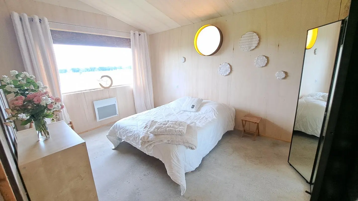 Chambre indépendante en annexe, spacieuse et confortable, avec un lit 160×200.