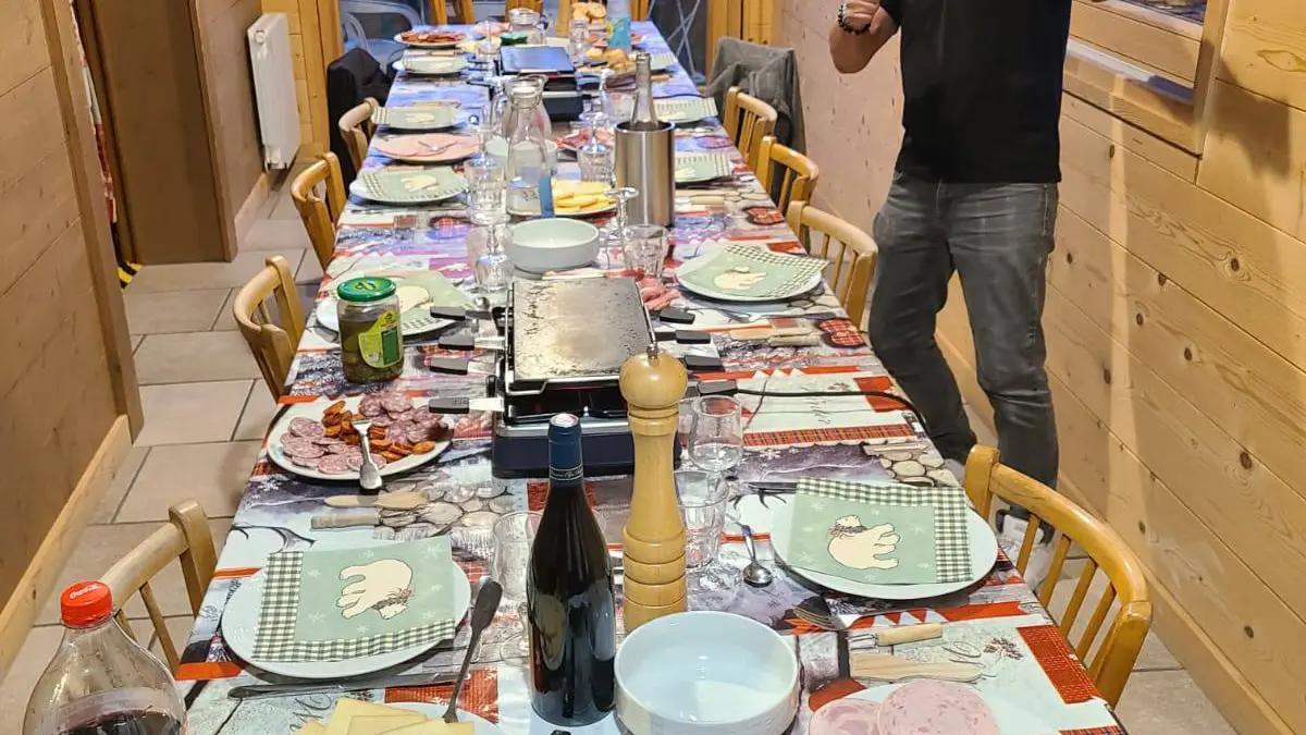Grande tablée - soirée Raclette_Chalet L'Orée du Lac_Châtel