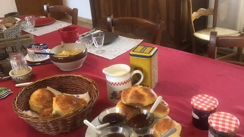 Petit déjeuner confitures, brioches maison