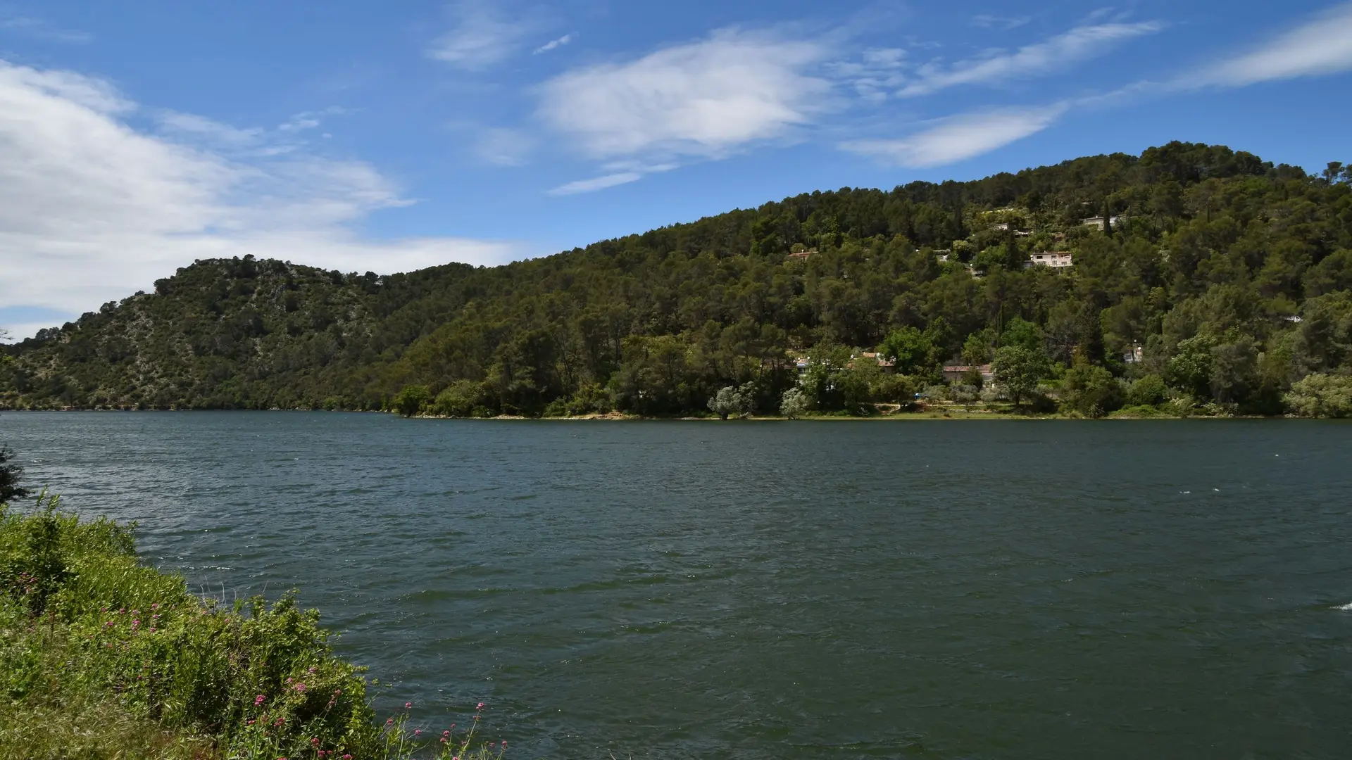 Lac de Carcès entouré de collines