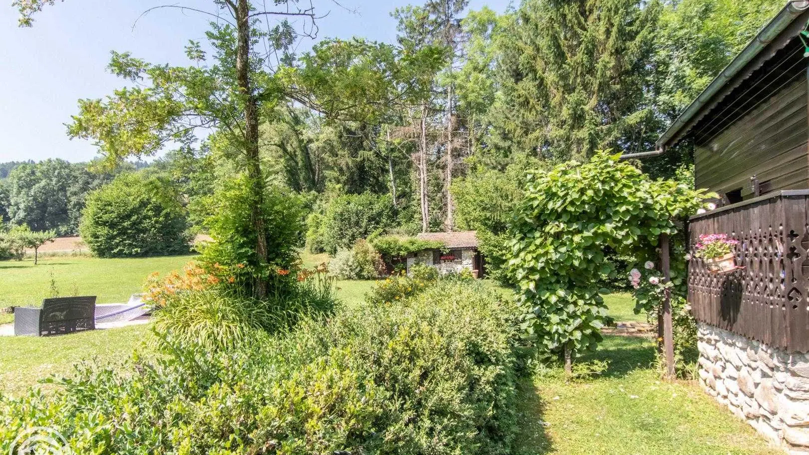 Autour du gîte (une roulotte est en cours d'installation)