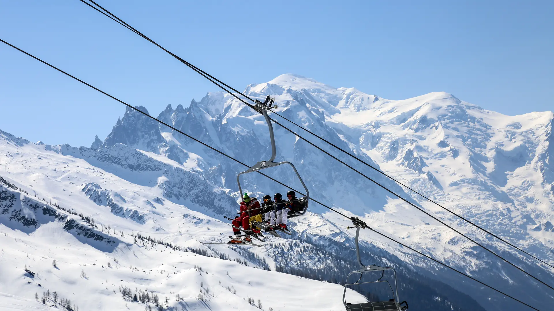 Skieurs sur le télésiège des Autannes