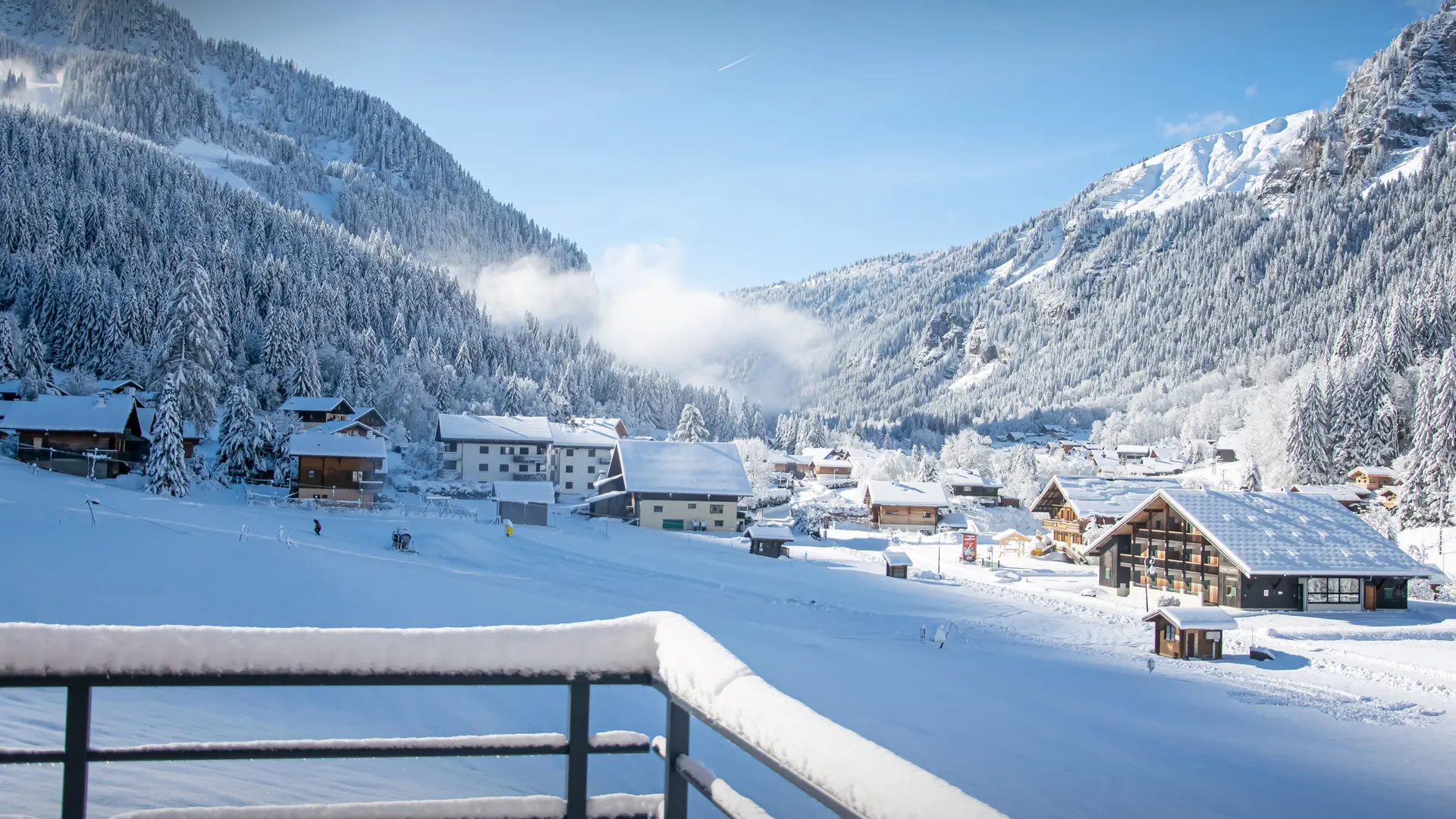 Vue sur les montagnes enneigées depuis le balcon