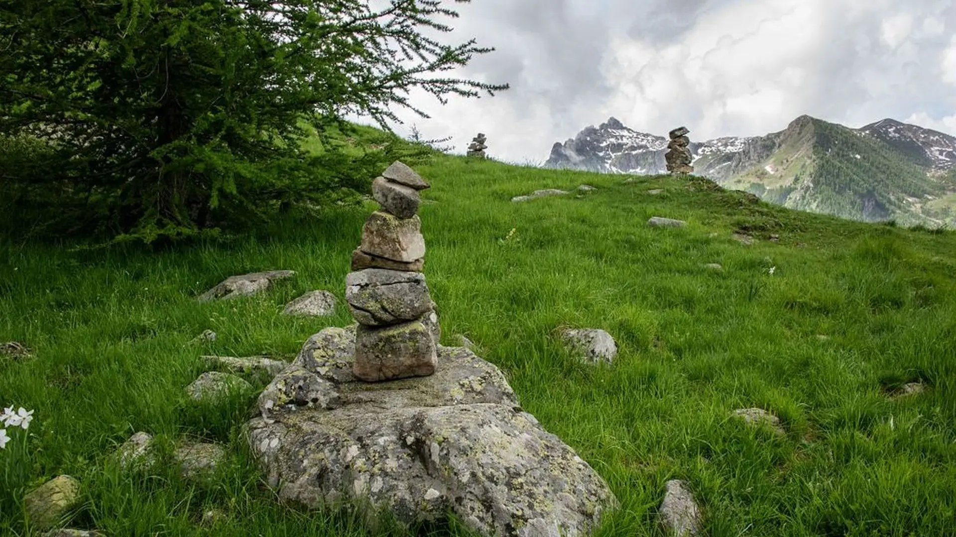Cairns sur le sentier de l'Oussella