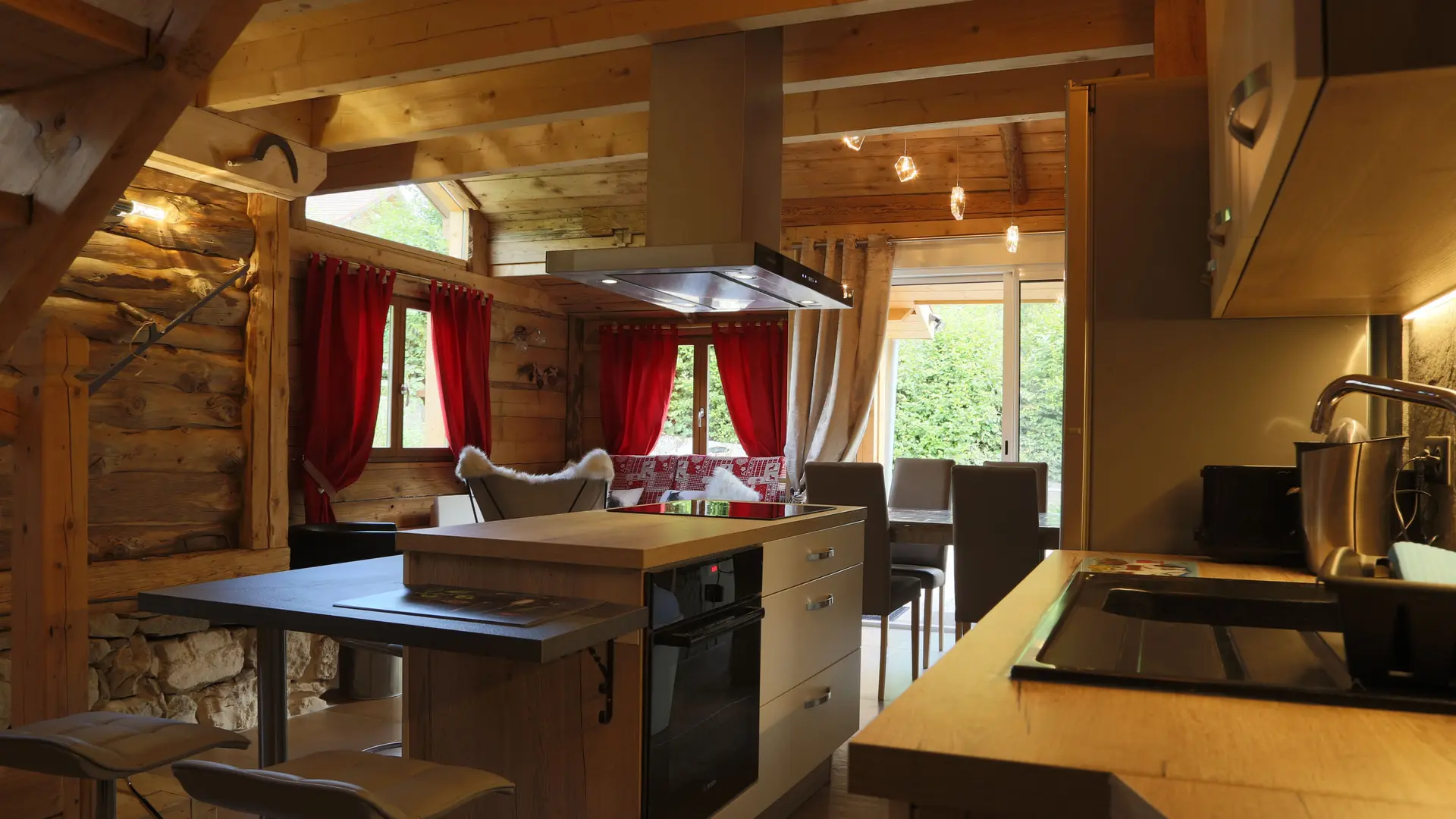Cuisine salle à manger - Chalet le Bois du Roc - Thônes, Haute-Savoie