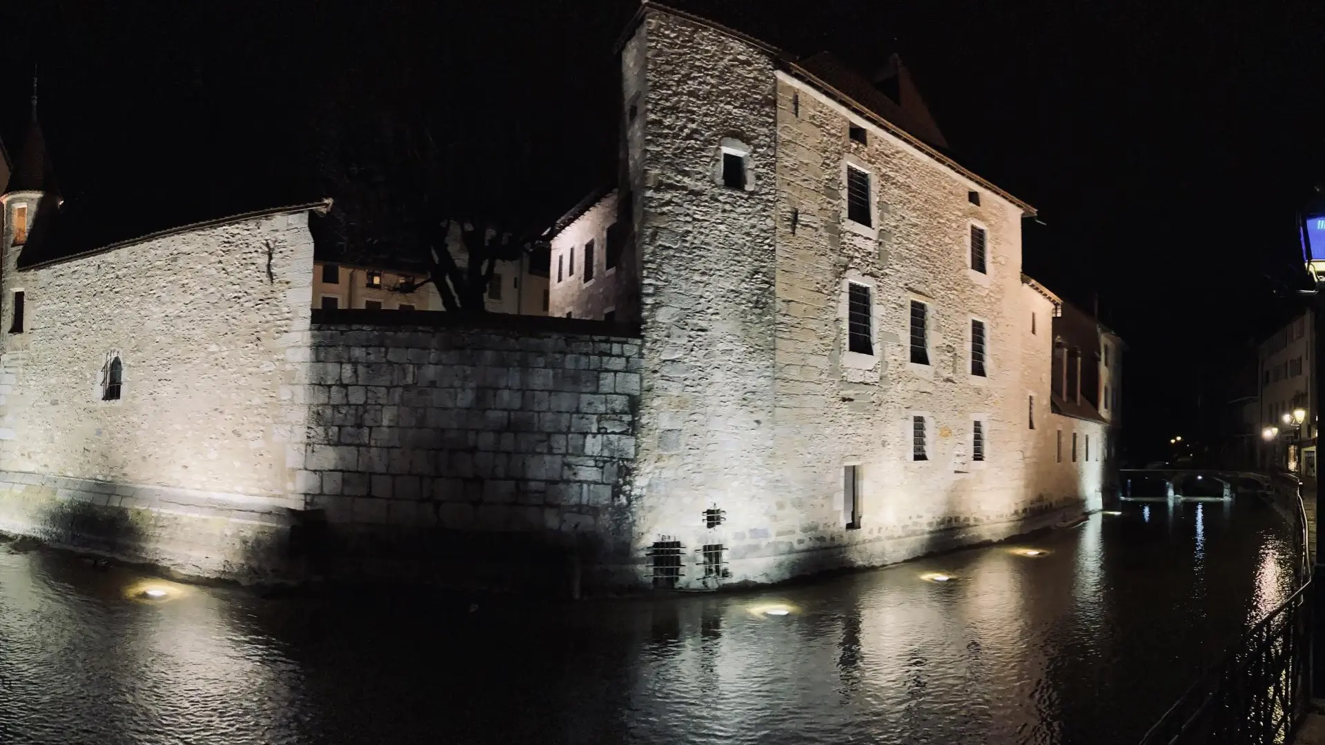Annecy by night : le palais de l'Ile, à 3 mn du gîte urbain AU 2BIS.