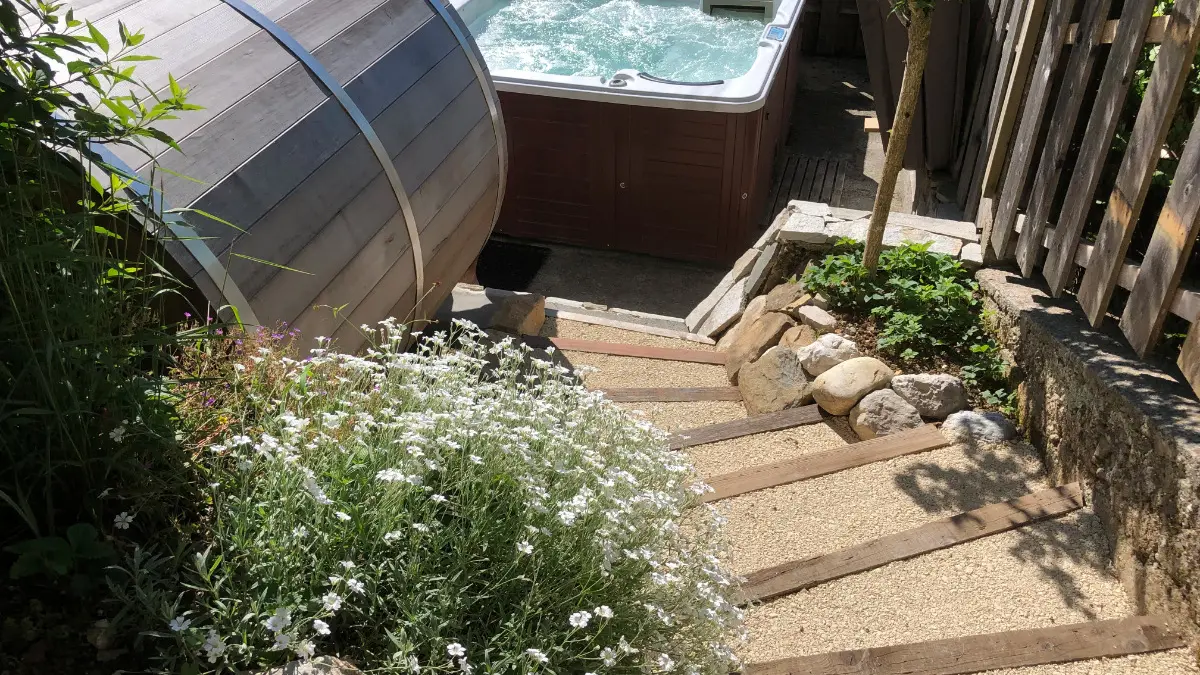 Escaliers donnant sur la piscine chauffée