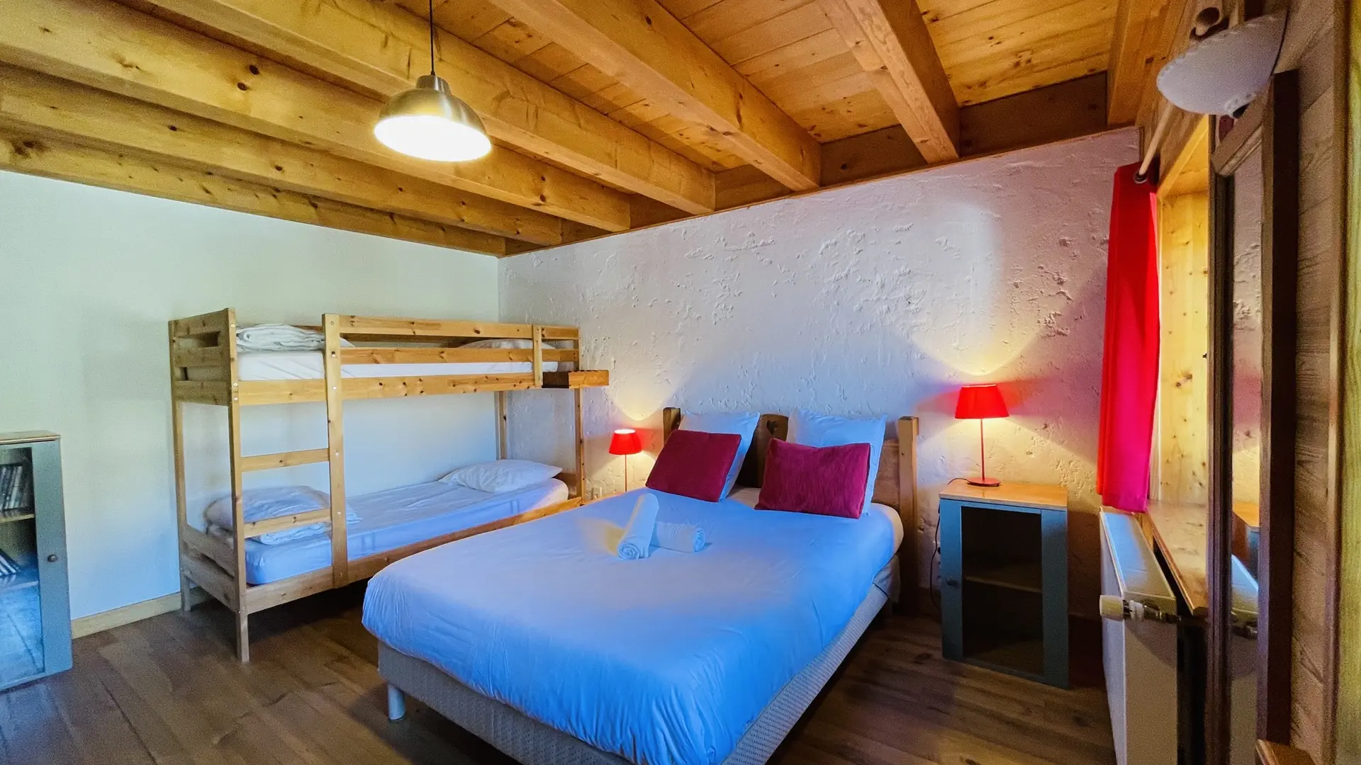Chambre 2 avec lit double et 2 lits superposés