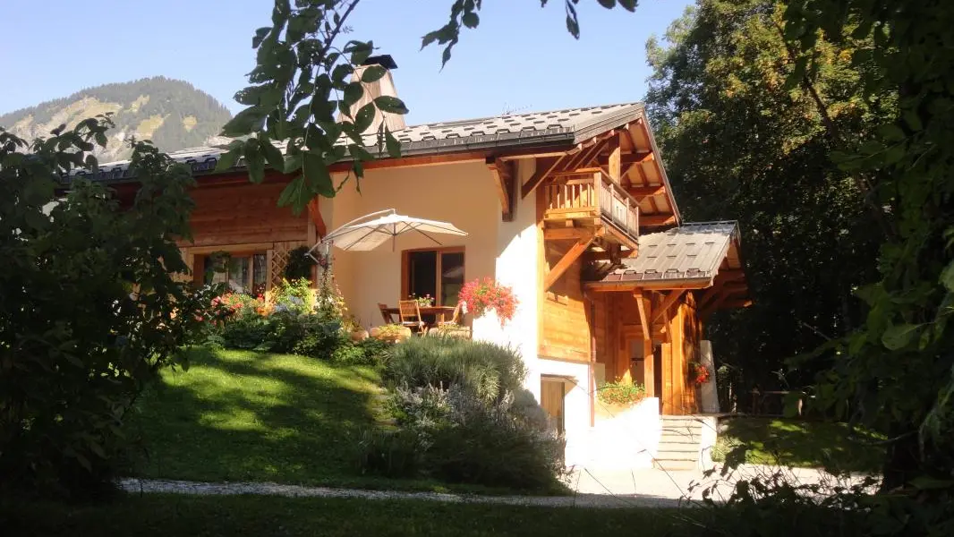 Arrivée au chalet avec l'entrée du gîte accessible par petit escalier, côté Est.