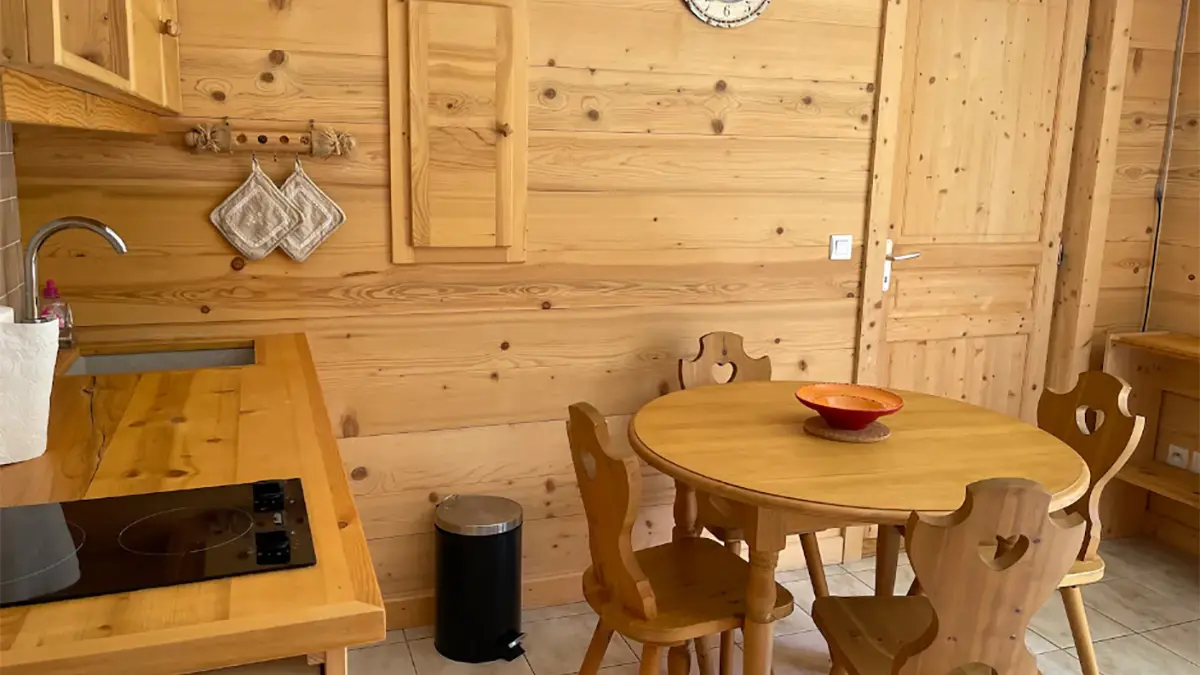 Cuisine du Studio Tyroliens A avec son intérieur bois